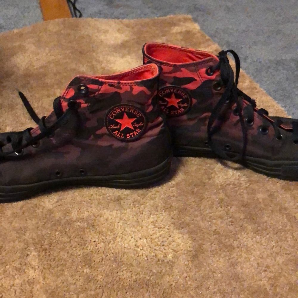 Camo red converse